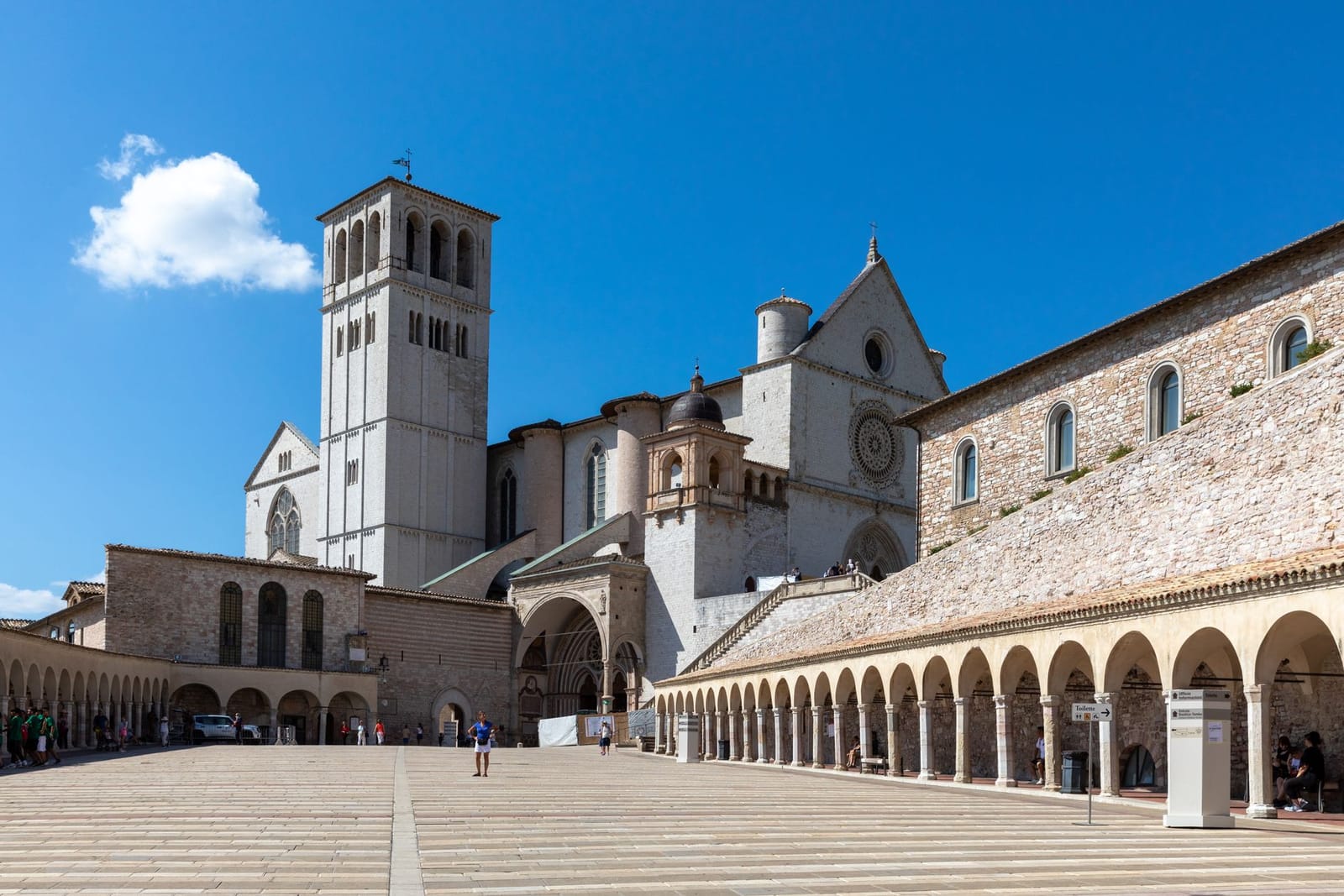 Die Arkaden des unteren Platzes der Basilika San Francesco, in weißem Stein