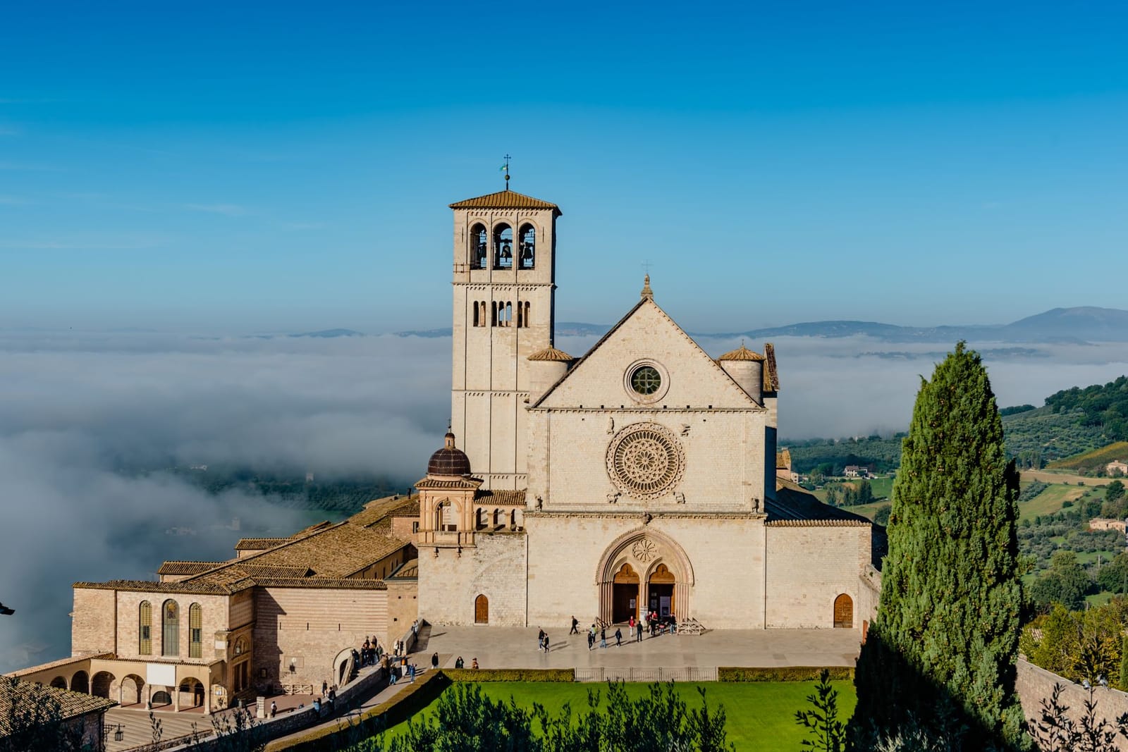 Die Basilika San Francesco in Assisi von unten, das Tal darunter