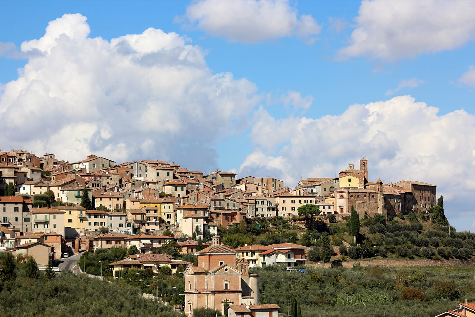 Chianciano vue depuis la campagne, les maisons sur la crête et les collines autour