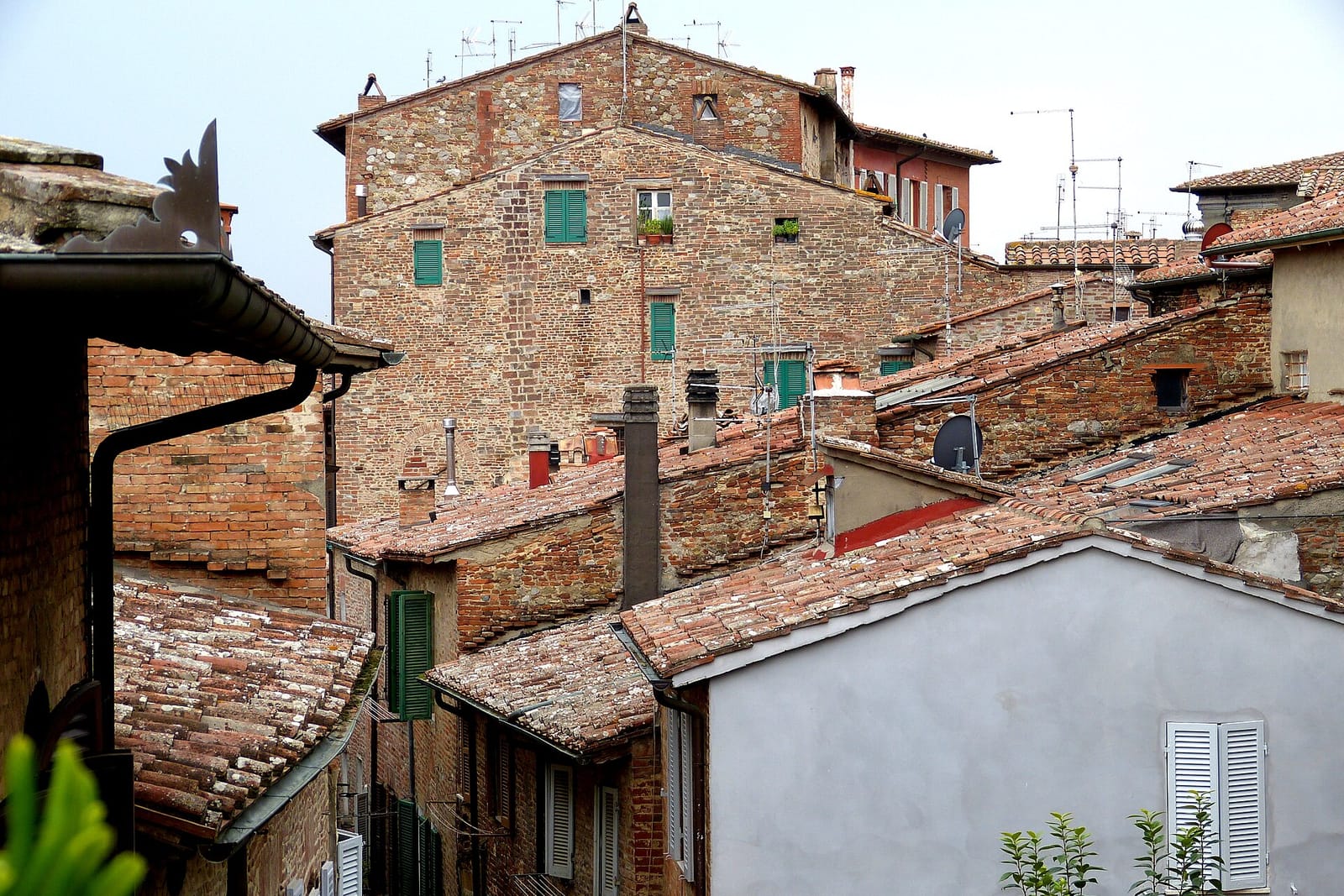 The tiled roofs and brick facades of Città della Pieve, seen from above in the town