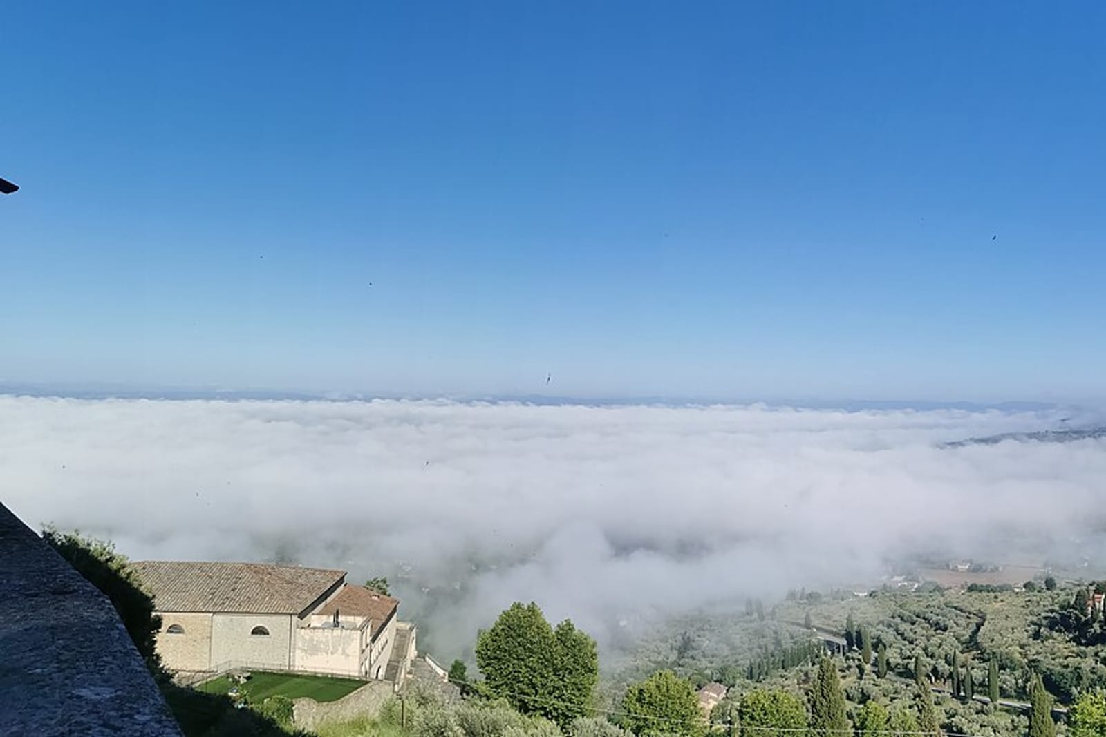 La vista desde las murallas de Cortona sobre la llanura cubierta por un mar de nubes bajas