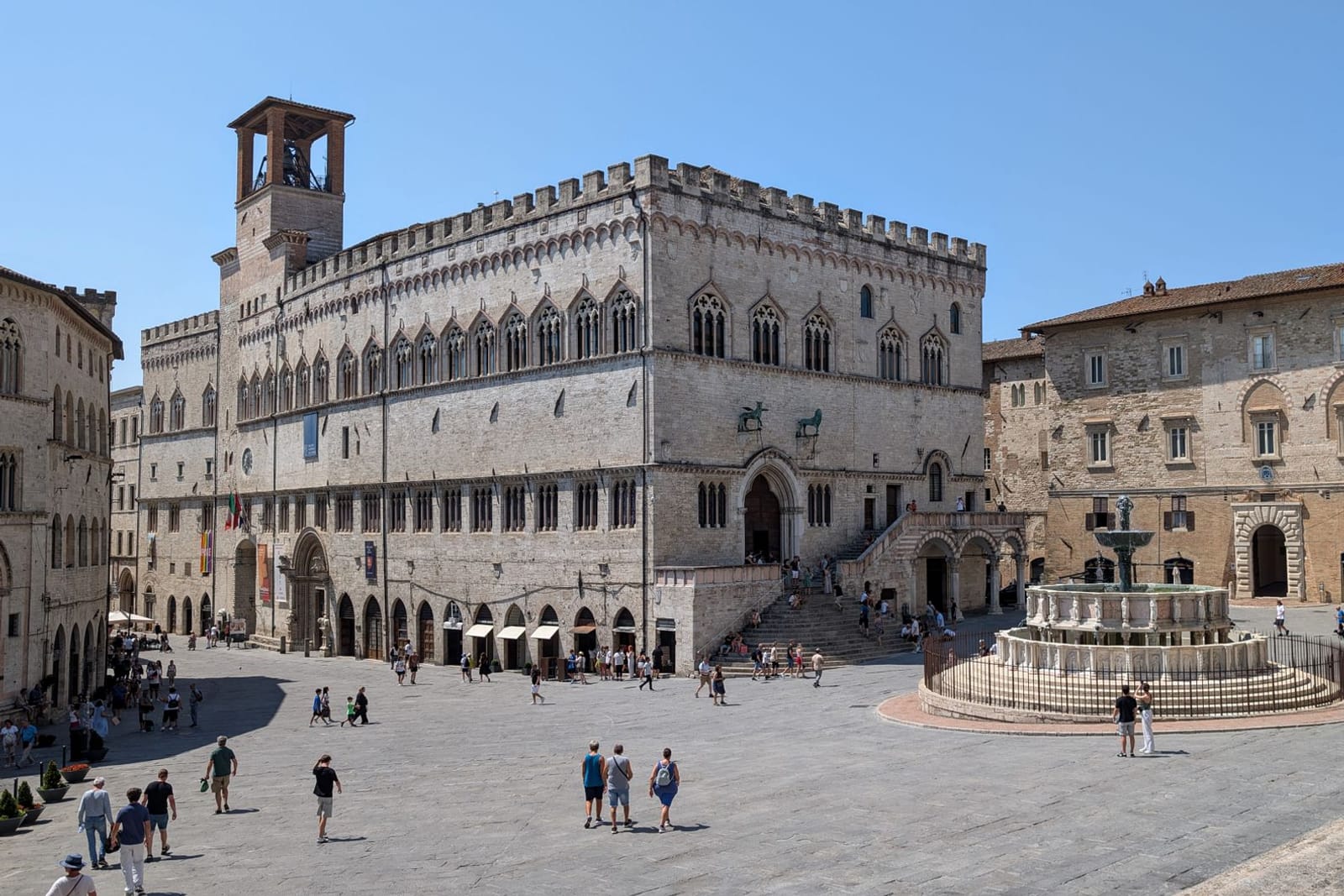 Die Piazza IV Novembre in Perugia, mit dem Palazzo dei Priori und der Fontana Maggiore