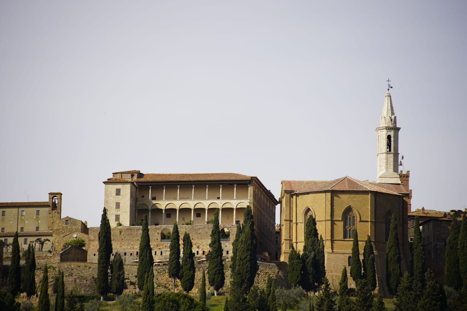 El Duomo y los palacios de Pienza vistos desde fuera, con los cipreses ante las murallas